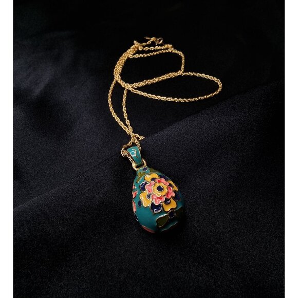 Joan Rivers Jewelry - Vintage JOAN RIVERS Classics Collection Floral Pendant Necklace Gold-Tone Chain